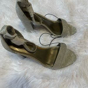 Silver Worthington shoes in 7.5 WIDE.